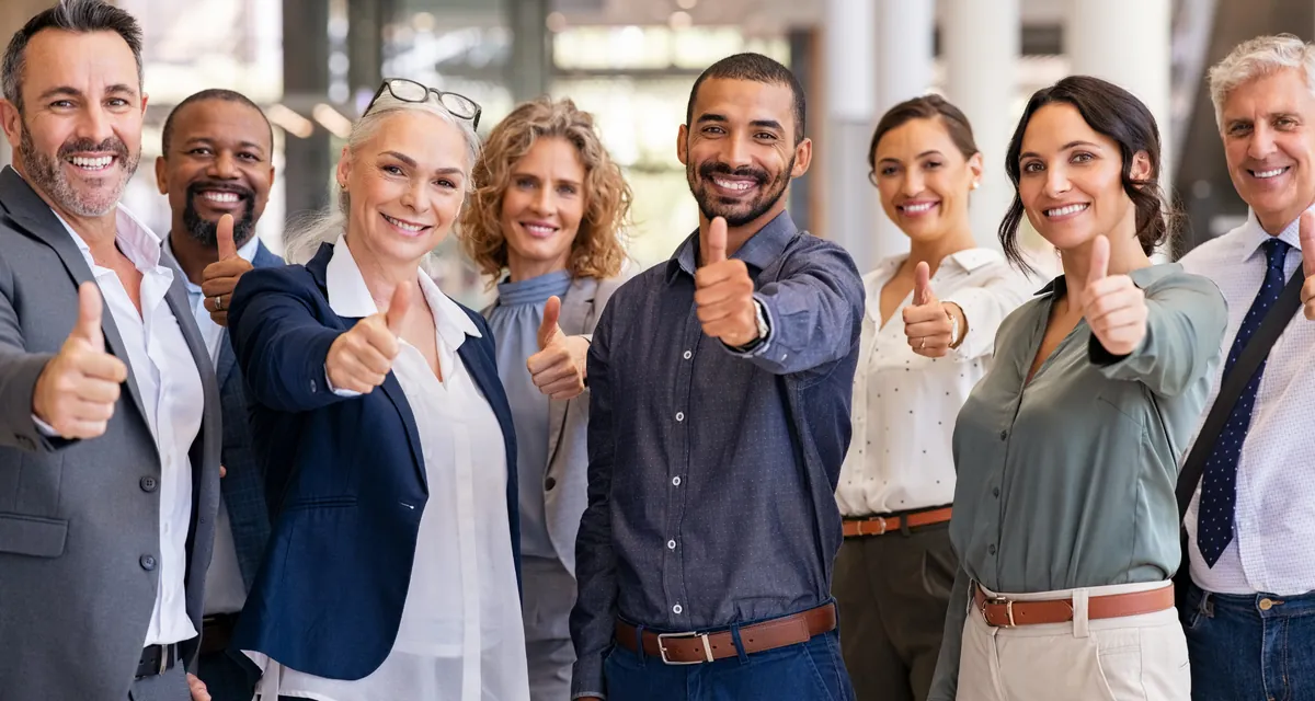 Profissionais sorrindo e sinalizando aprovação