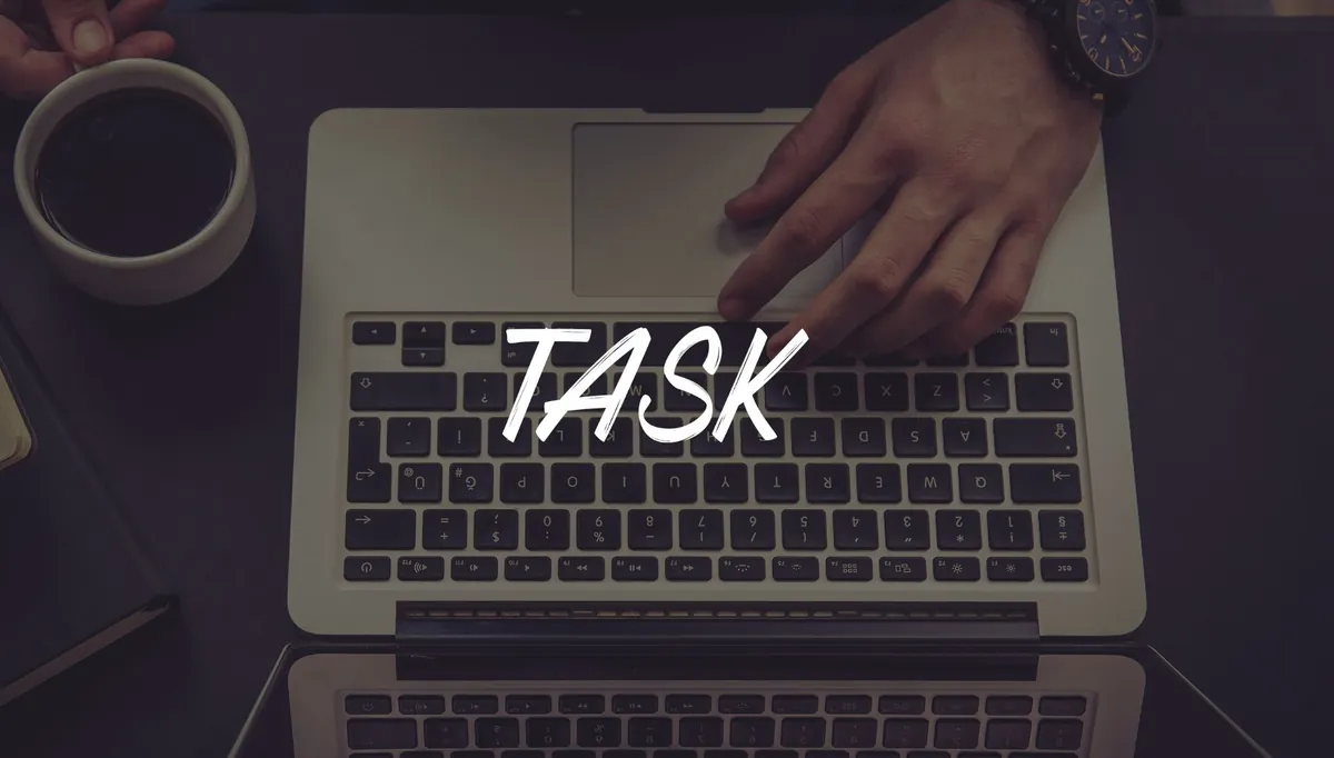 Notebook mostrando a palavra tarefa enquanto alguém digita